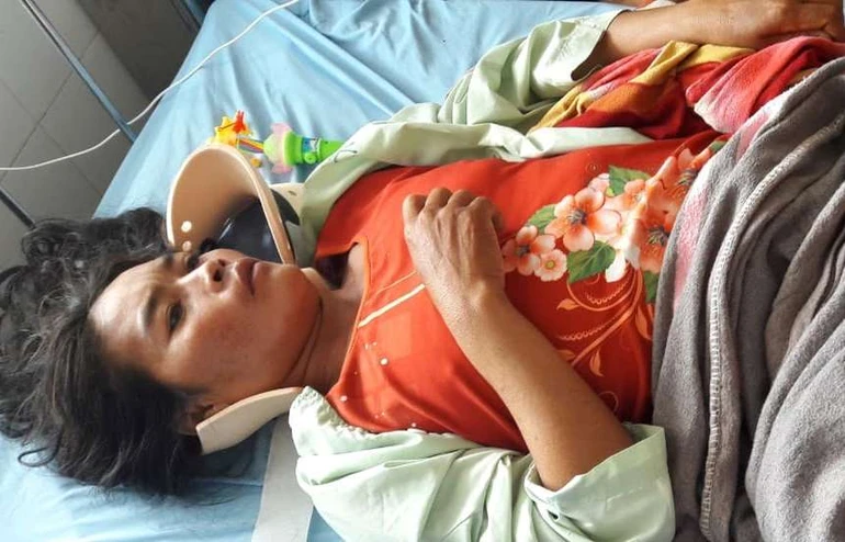 Giúp đỡ một phụ nữ người dân tộc bị tai nạn